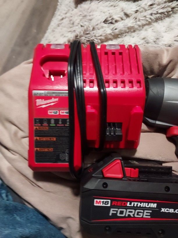 Milwaukee 1/2" Square- ÞRING IMPACT WRENCH WITH M12 AND M18 CHARGER WITH M18 REDLITHIUM FORGE XC8.0