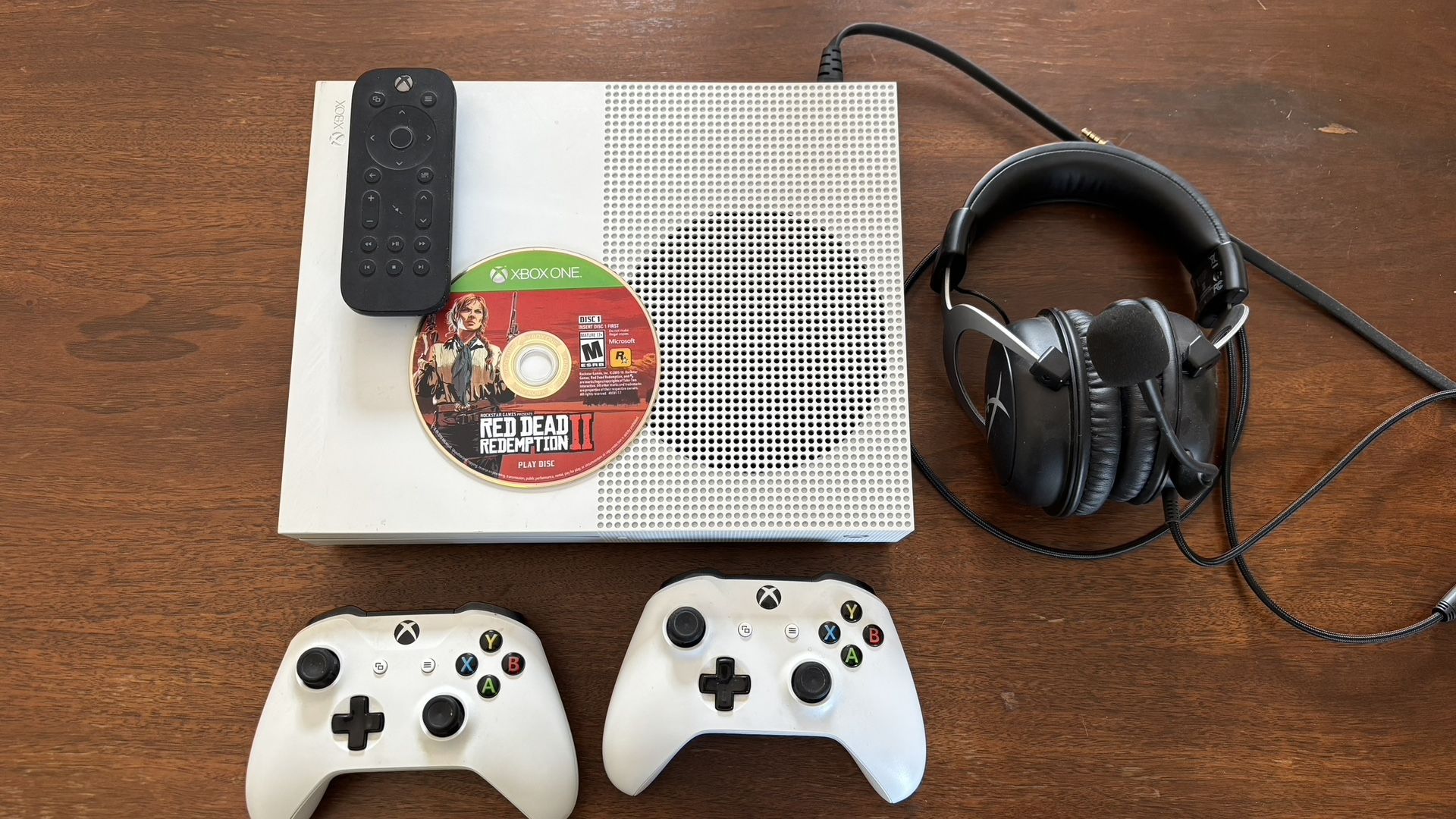 Xbox One (500gb), 2x Controllers, Headset, Red Dead Redemption