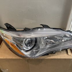 2015-2017 Toyota Camry LE Right Headlight 