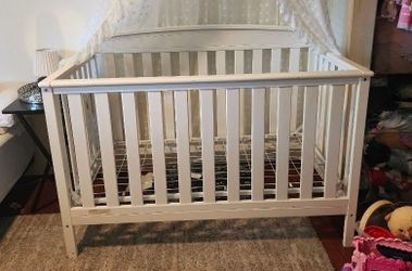Graco Benton 5-in-1 Convertible Crib baby