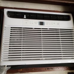 MOVING MUST GO Frigidaire Window/wall Air Conditioner 