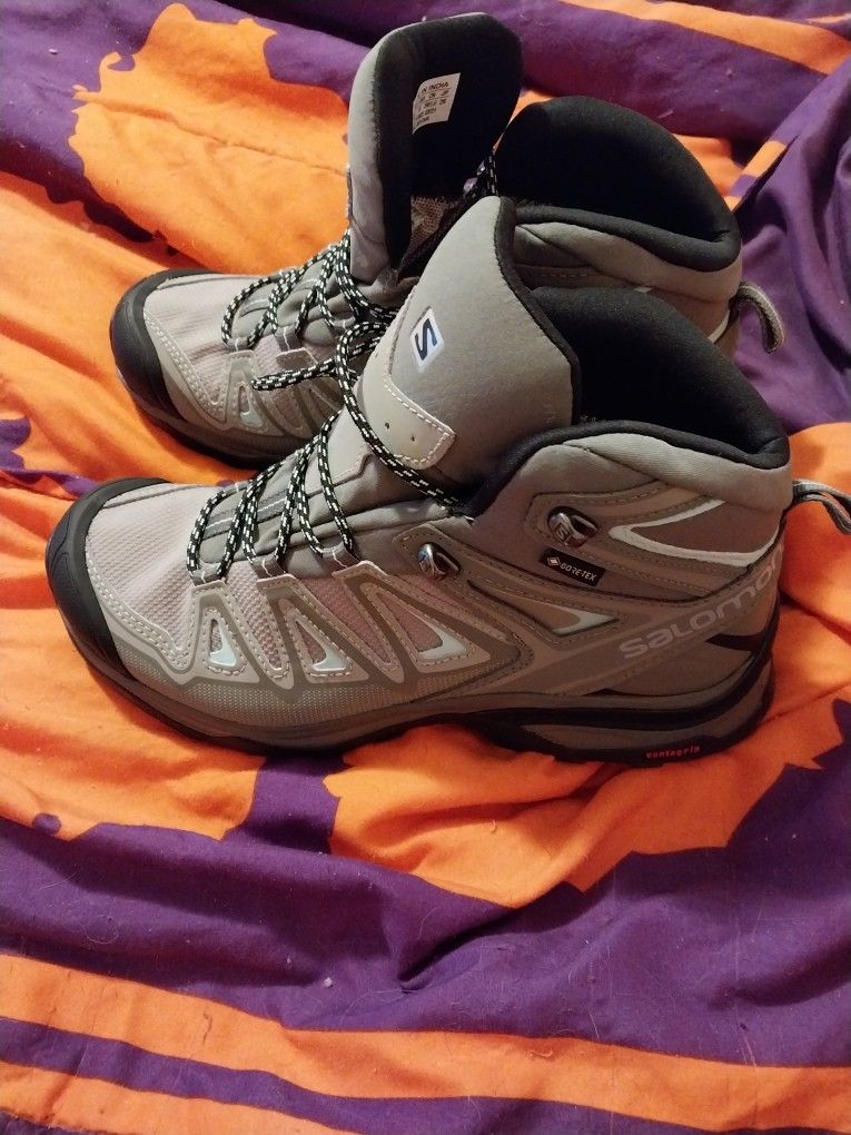 Salomon Boots Size 6.5