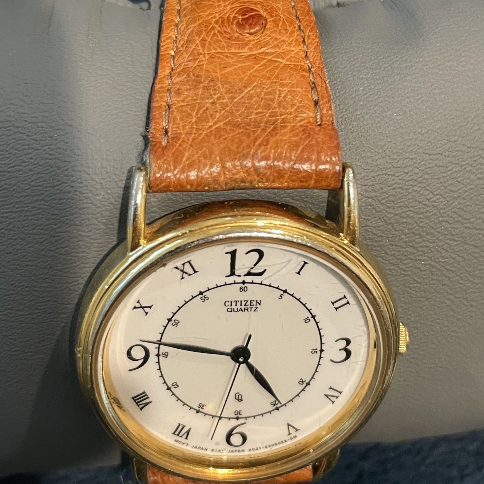 Vintage Citizen UNISEX 32mm gold tone round # S04565 White Dial New Battery with ostrich leather band 
