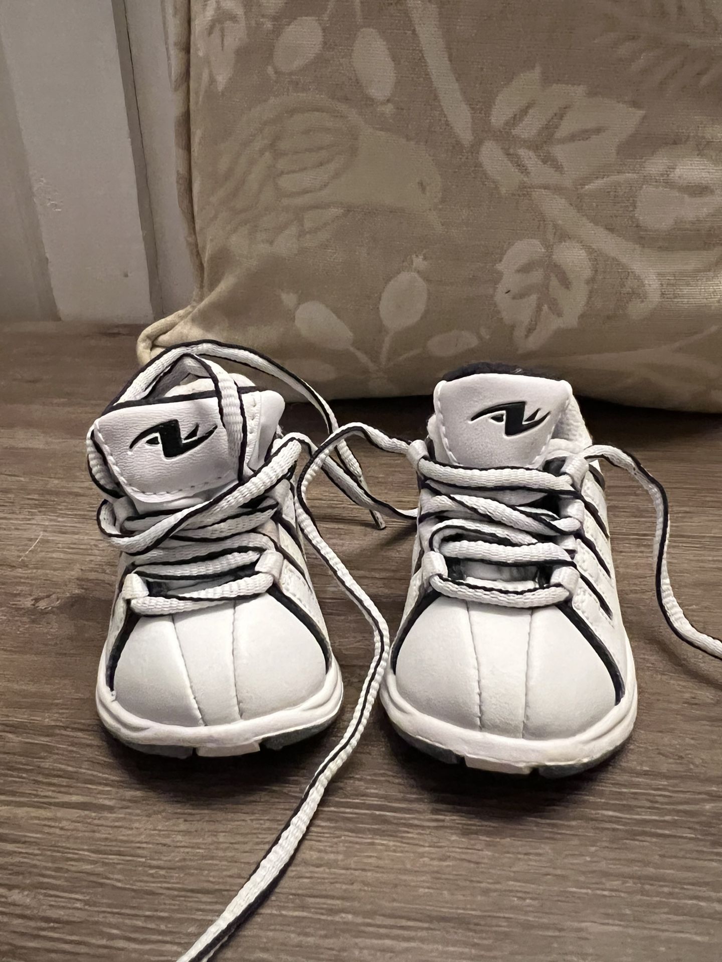 Super cute Baby tenis blue & write size 1 great condition ATHLETIC WORKS