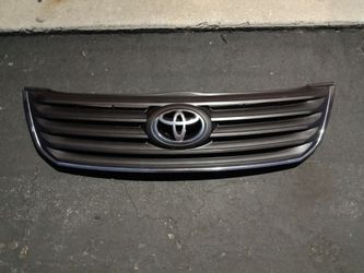 2008-2009 Toyota Avalon Grill and emblem oem.