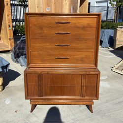 American Of Martinsvilee Dresser 