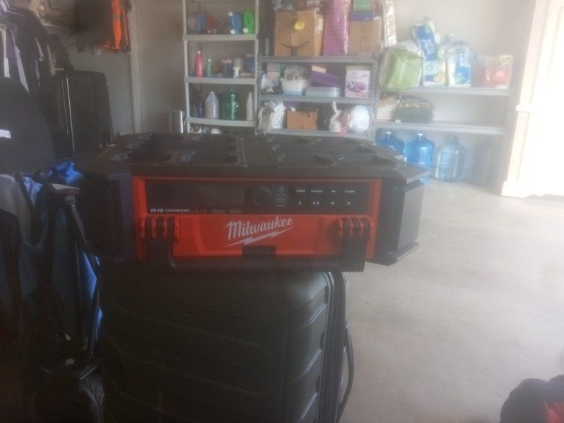 MILWAUKEE PACKOUT RADIO+CHARGER