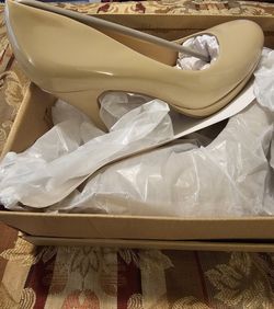 LADIES BEIGE PUMPS