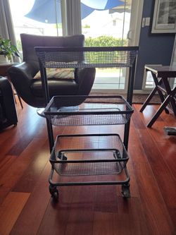 Wire basket with wheels