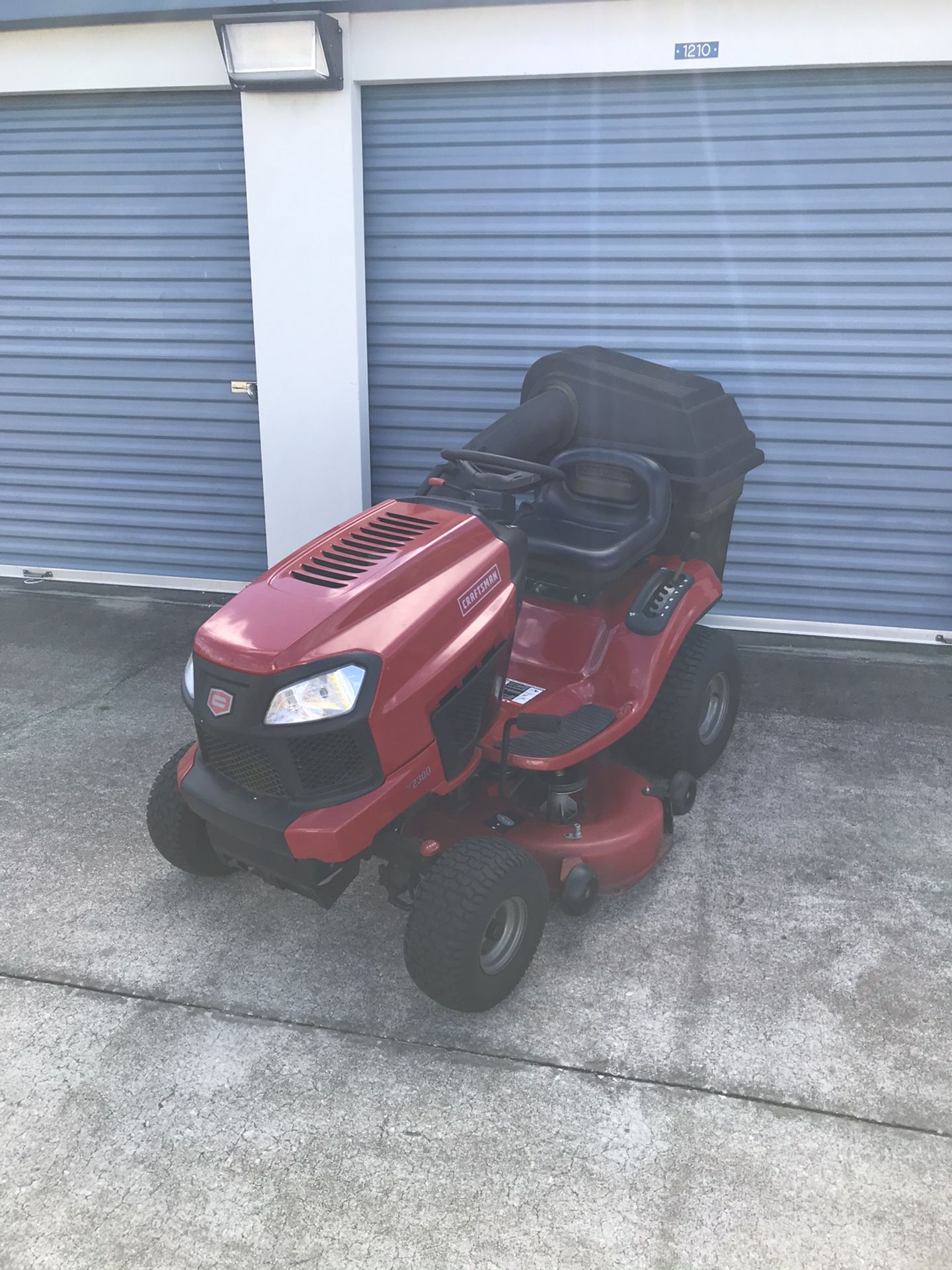 2017 CRAFTSMAN T2300 TRACTOR 42 INCH RIDING LAWN MOWER WITH BAGGER for