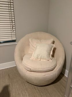 Vintage round chair that spins