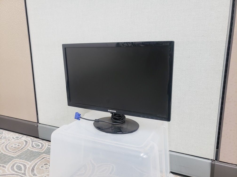 FREE computer monitor - please see all photos and read everything 🙂