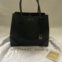 Michael Kors Black Leather Mercer Gallery Bag w Care Card & Protective Bag