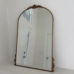 Traditional Arched Mirror; 23 1/2”x 35 1/2”Gold; Decorative Large Arch Mirror with Ornate Garland Detailing Along The Crown and Edge