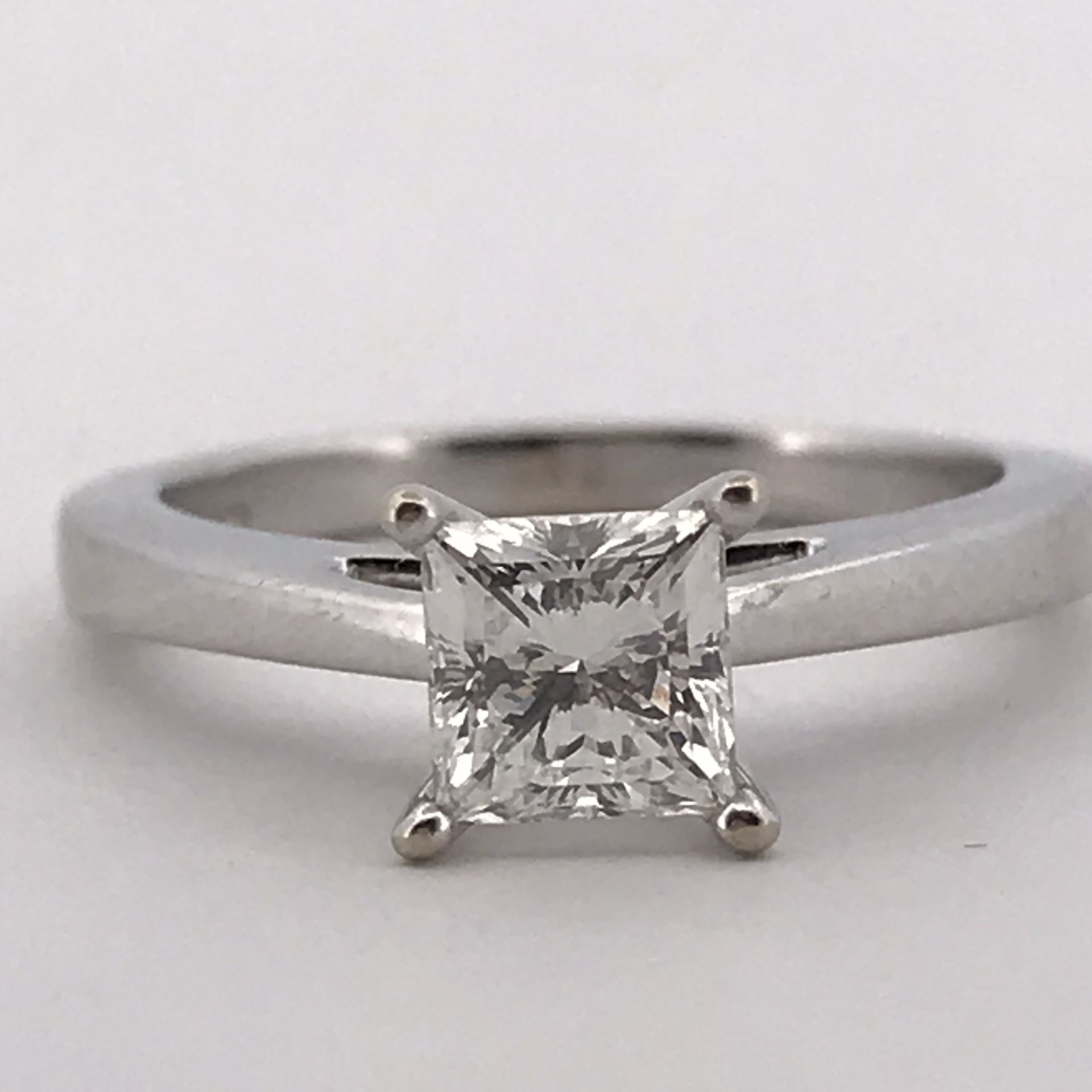 14k white gold 0.95ct Celebration cut diamond ring size 7