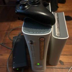 XBOX 360 2 Controllers 4 Games