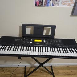 Piano- Keyboard Yamaha Ew 300. 76- Keys 