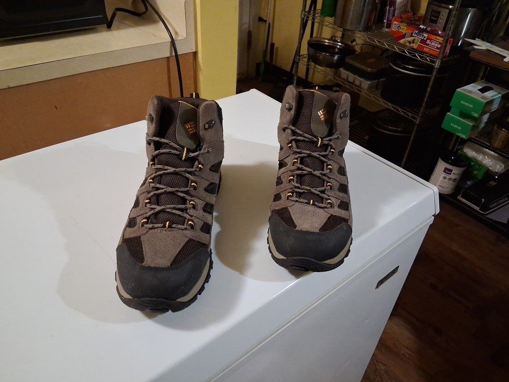 Men's Columbia Crestwood Mid Waterproof Hiking Boot Size 13 They Are Cut Small Used Worn Twice Like New In Good Condition