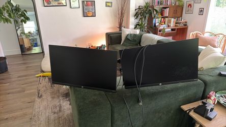 2 HP Monitors with Stand