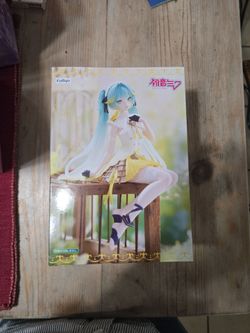 Hatsune Miku Canary Bird, FuRyu Noodle Stopper Anime Figure, Authentic, Brand New, Unopened and Sealed