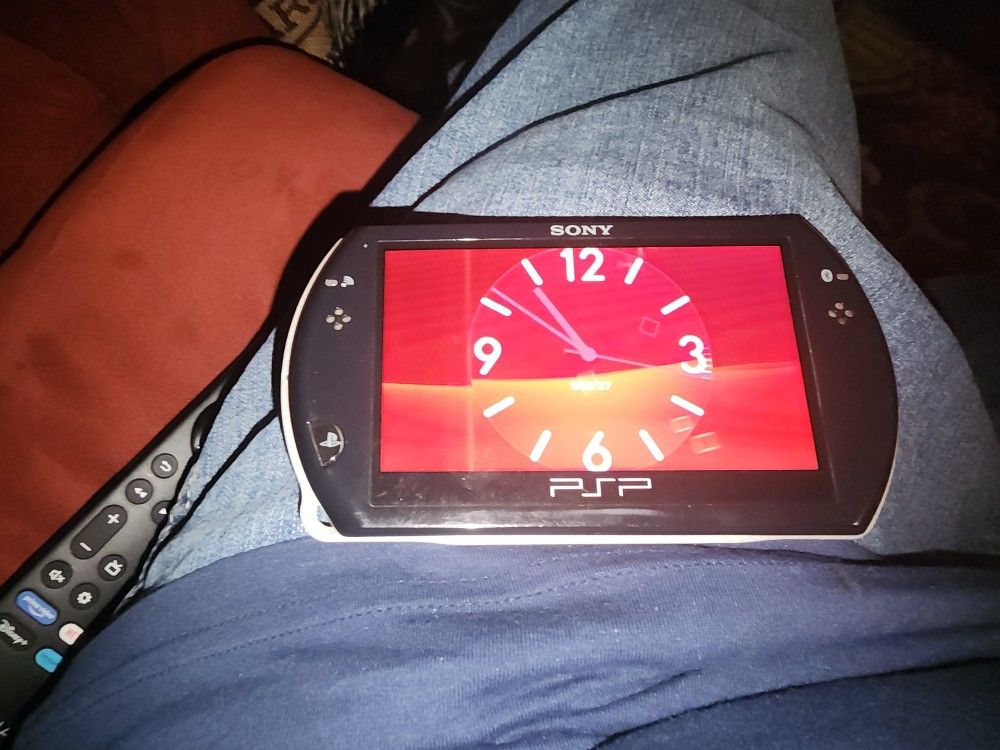 Psp GO unlocked WORKS great Has Charger