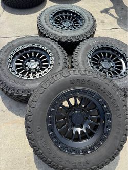 Vendo Rines nuevos 17 x 9 Para Toyota Tacoma y Chevy Silverado  Con llantas usadas 315 70 17 Goodyea