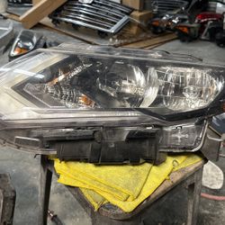 017 019 Nissan Rogue driver side headlight