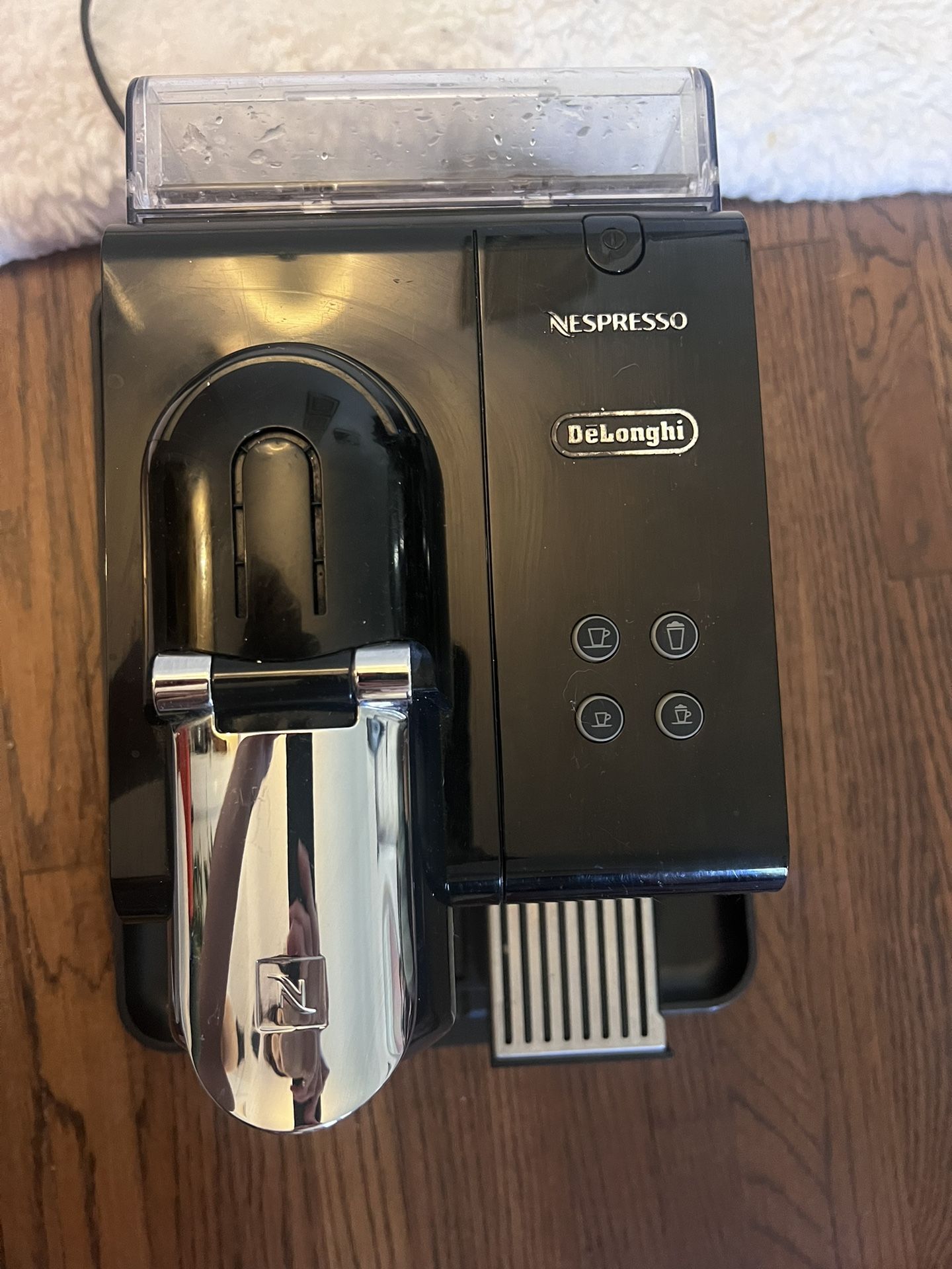DeLonghi Nespresso Lattissima+ EN520 w pods!