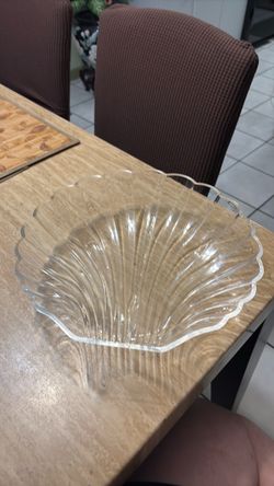 Clear Plastic Shell-Shaped Serving Bowl