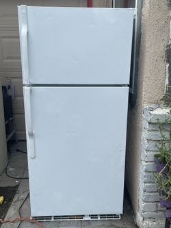 Delivery Available Apartment Size Refrigerator With Ice Maker 28 By 62 Inches Entrega Disponible 28 Por 62