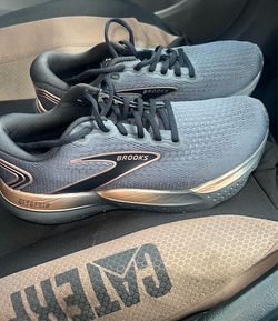 Brooks Running shoes, (WOMEN SIZE 9)