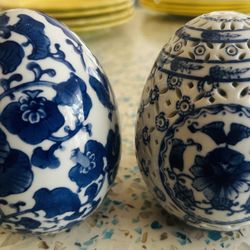 Bombay & Unmarked Blue and White Porcelain Egg Decorative Floral 4" set of 