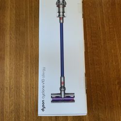 Dyson V10 Cyclone Cordless Vacuum Brand New In Box 