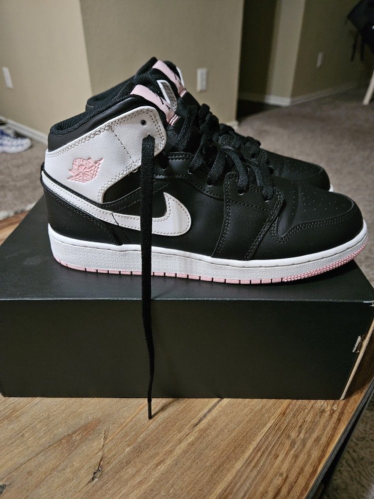 Air Jordan Mid 1