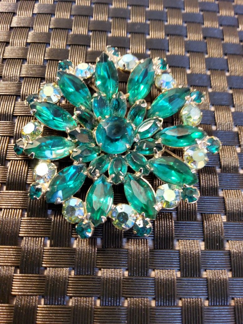 A Beautiful Brooch . Size. 2"× 2" .