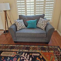 Love seat / Couch + pillows