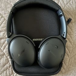 Bose Headphones In Black