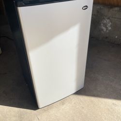 sanyo sr-3720m counter height mini fridge
