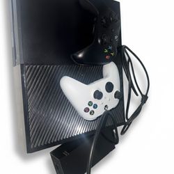 Xbox One with 2 Controllers. Works Perfect, Cables included 