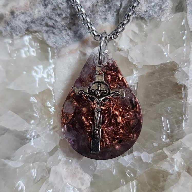 Amara Teardrop Orgonite Pendant – Amethyst, Silver Crucifix & Copper
The Amara Teardrop Orgonite Pendant is a handmade piece featuring Amethyst, a si