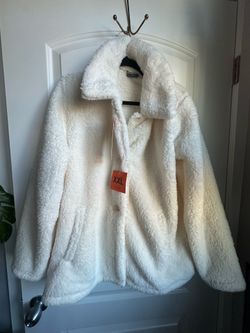 NWT women’s fuzzy white jacket xxl