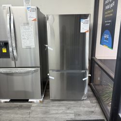 Midea - 18.7 Cu Ft Bottom Freezer Refrigerator Apartment Size 