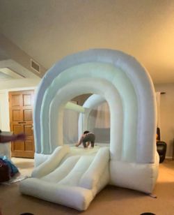 Kids bounce house