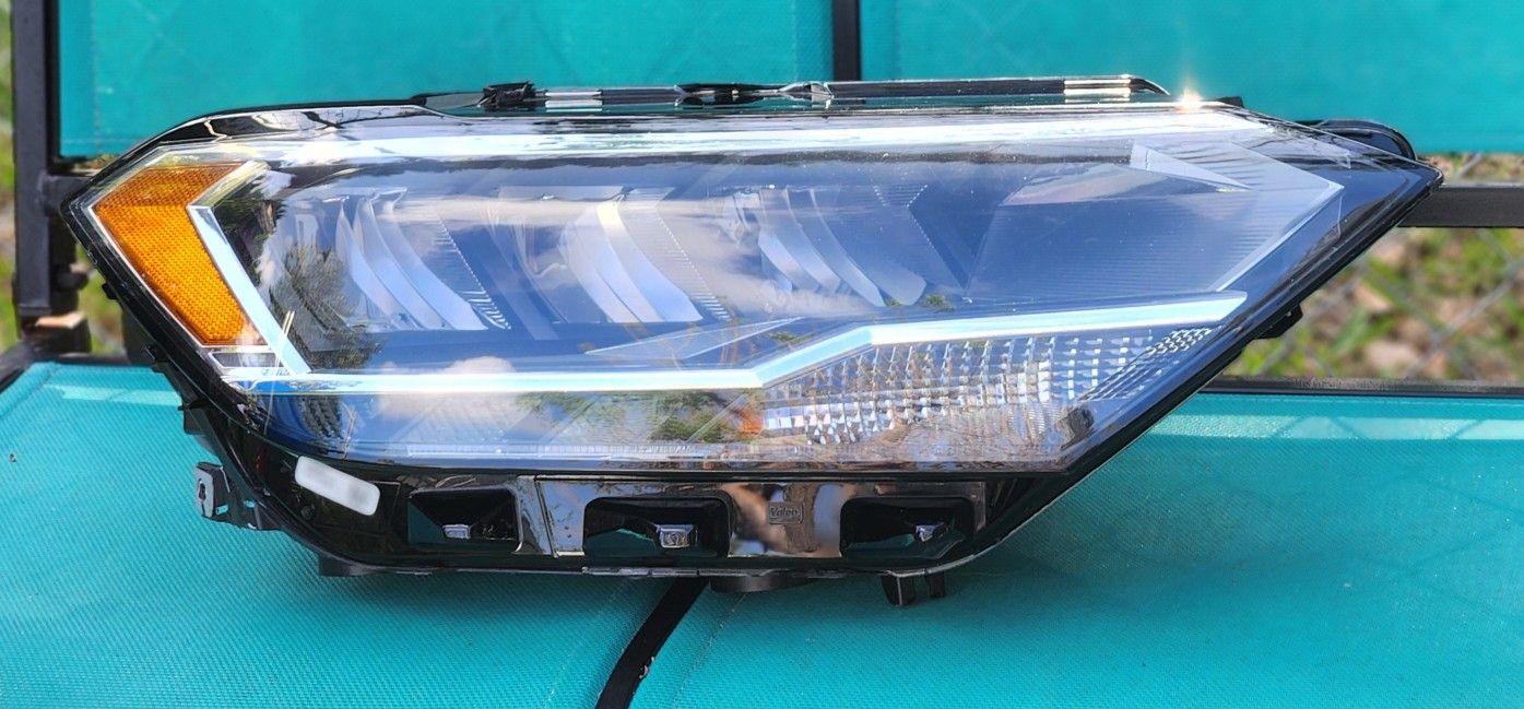 Volkswagen Jetta 2019-21 Headlight Right Side OEM 