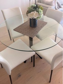 Kasala 39” round dining table with 4 chairs