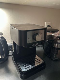 De’Longhi Espresso Machine + Portafilter + 2 Espresso Cups