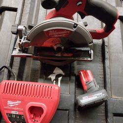 MILWAUKEE CIRCULAR SAW 5-3/8" WITH BATTERY 12V LITHIUM FUEL BRUSHLESS AND CHARGER 