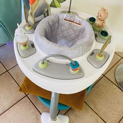 Saltador y mesa para bebé