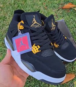 Jordan 4 Retro ‘Royalty’ size 8