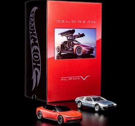 Mattel Creations Hot Wheels x DeLorean | DMC-12 & Alpha5 Collector Set